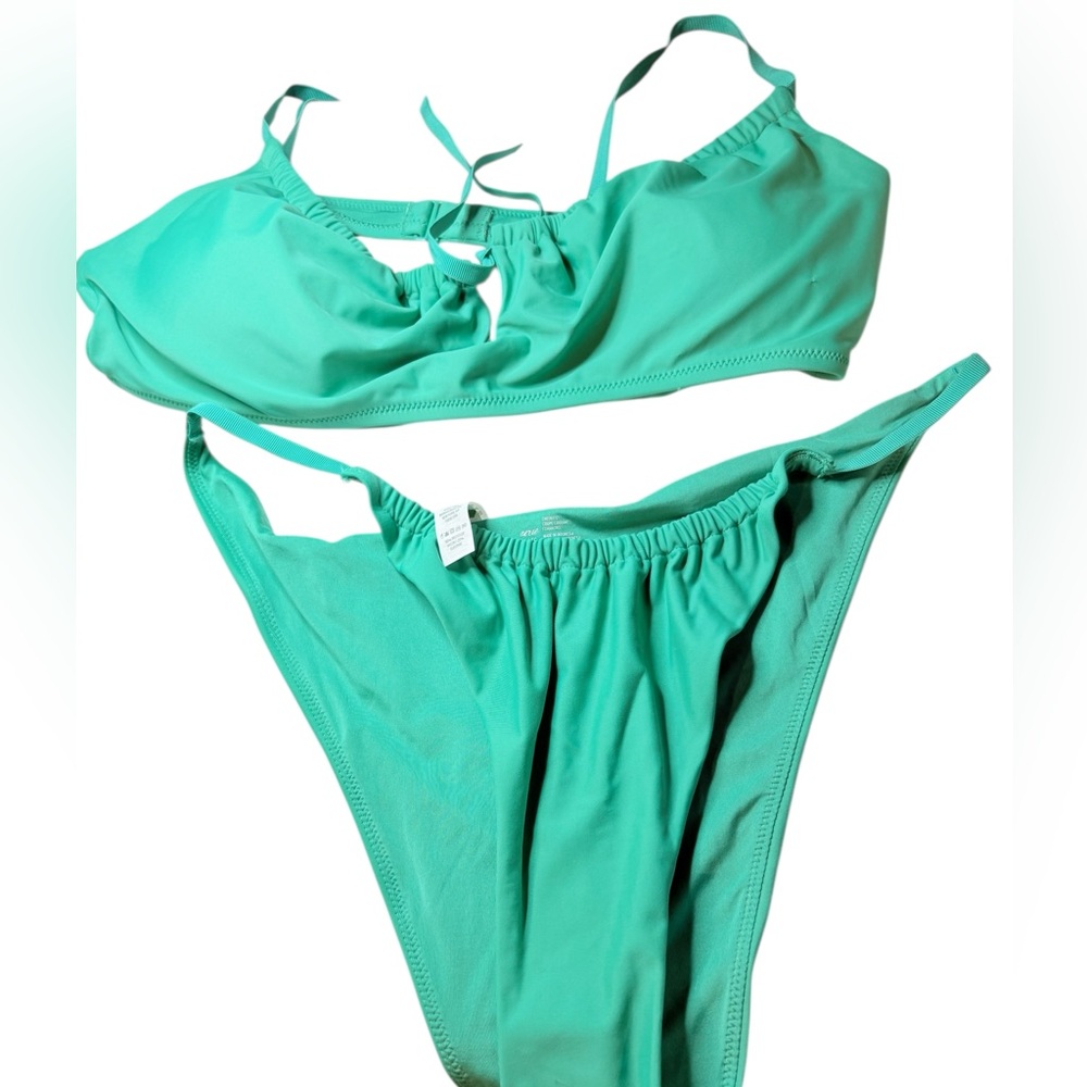 Aerie Green 2 piece Cute bikini Sz XL
High leg cheeky bottoms